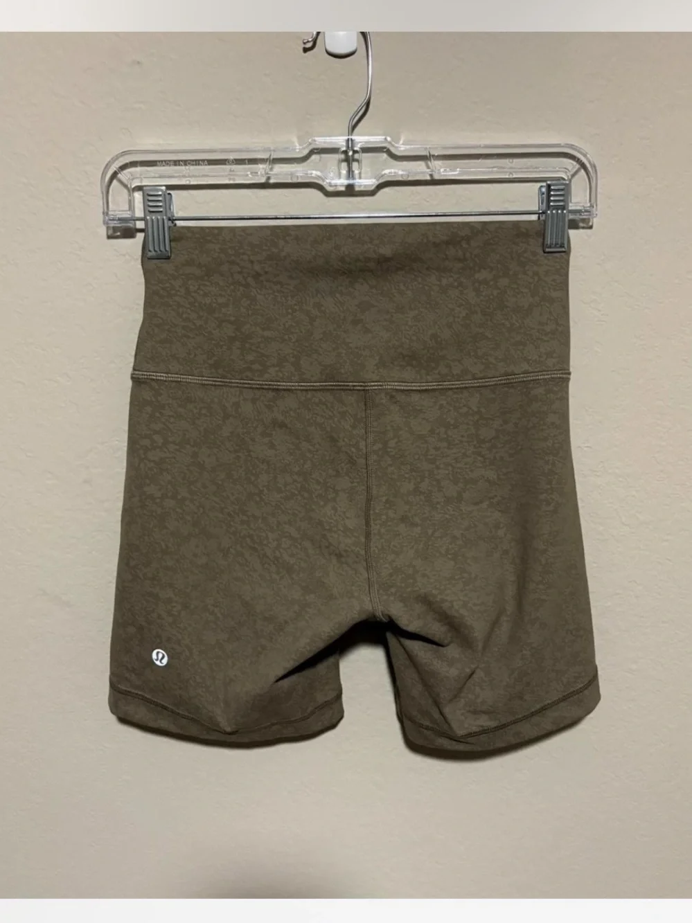 Lululemon Wunder Train High-Rise Shorts 6” – Size 6 – Olive Green Pattern